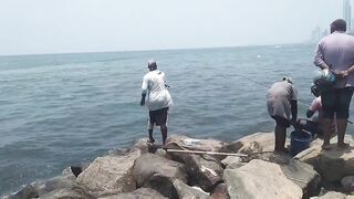 Wellawatta Beach Sri Lanka береговая рыбалка на крючок у шумного городского пляжа