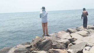 Wellawatta Beach Sri Lanka береговая рыбалка на крючок у шумного городского пляжа