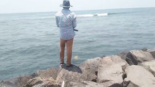 Wellawatta Beach Sri Lanka береговая рыбалка на крючок у шумного городского пляжа