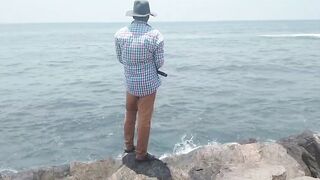 Wellawatta Beach Sri Lanka береговая рыбалка на крючок у шумного городского пляжа