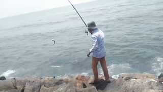 Wellawatta Beach Sri Lanka береговая рыбалка на крючок у шумного городского пляжа