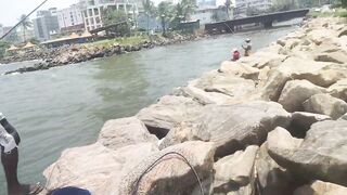 Wellawatta Beach Sri Lanka береговая рыбалка на крючок у шумного городского пляжа