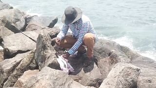 Wellawatta Beach Sri Lanka береговая рыбалка на крючок у шумного городского пляжа