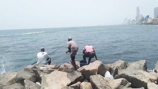 Wellawatta Beach Sri Lanka береговая рыбалка на крючок у шумного городского пляжа