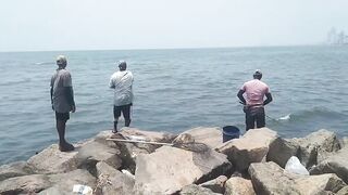 Wellawatta Beach Sri Lanka береговая рыбалка на крючок у шумного городского пляжа