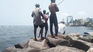 Wellawatta Beach Sri Lanka береговая рыбалка на крючок у шумного городского пляжа