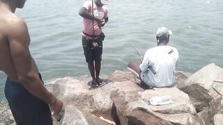 Wellawatta Beach Sri Lanka береговая рыбалка на крючок у шумного городского пляжа