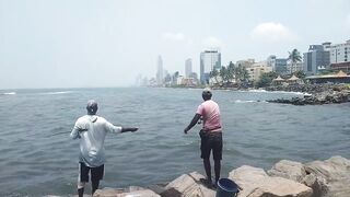 Wellawatta Beach Sri Lanka береговая рыбалка на крючок у шумного городского пляжа