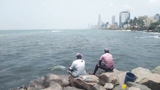 Wellawatta Beach Sri Lanka береговая рыбалка на крючок у шумного городского пляжа