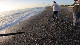 Yazılı orkinos у берега здесь утром и вечером тунец играет в прибрежных волнах