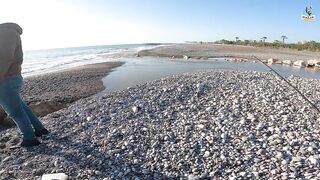 Yazılı orkinos у берега здесь утром и вечером тунец играет в прибрежных волнах