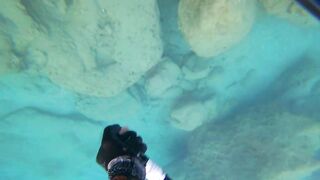 Alanya весёлая рыбалка на мелководье лёгкая снасть и морская рыбка под ногами