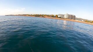 На этом месте у берега легко поймать много рыбы здесь ходит yazılı orkinos