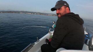 На этом месте у берега легко поймать много рыбы здесь ходит yazılı orkinos