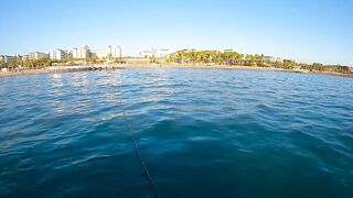 На этом месте у берега легко поймать много рыбы здесь ходит yazılı orkinos