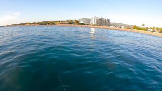 На этом месте у берега легко поймать много рыбы здесь ходит yazılı orkinos