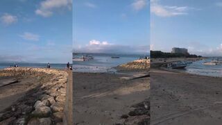 Спокойный день на Sanur Beach Bali традиционные лодки рыбаки в море и мягкие волны у берега