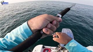 Kingfish кастингом морская рыбалка в Катаре у песчаных берегов и прозрачной голубой воды