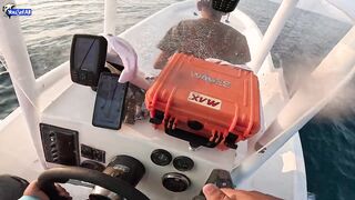 Kingfish кастингом морская рыбалка в Катаре у песчаных берегов и прозрачной голубой воды