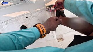 Kingfish кастингом морская рыбалка в Катаре у песчаных берегов и прозрачной голубой воды