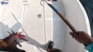 Kingfish кастингом морская рыбалка в Катаре у песчаных берегов и прозрачной голубой воды