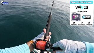 Kingfish кастингом морская рыбалка в Катаре у песчаных берегов и прозрачной голубой воды