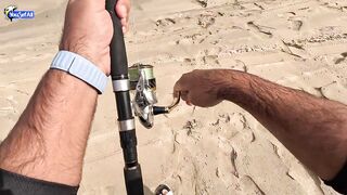 Рыбалка в Катаре inland юг страны песок вокруг и зеркальная заводь с голодной рыбой