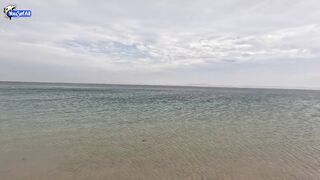 Рыбалка в Катаре inland юг страны песок вокруг и зеркальная заводь с голодной рыбой