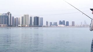 Эмираты - морская рыбалка в ОАЭ с берега трофейные хищники и жаркий песок