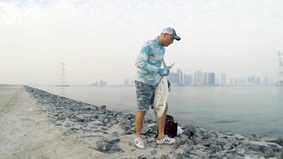 Эмираты - морская рыбалка в ОАЭ с берега трофейные хищники и жаркий песок