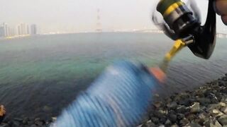 Эмираты - морская рыбалка в ОАЭ с берега трофейные хищники и жаркий песок