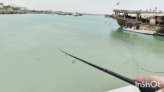 Береговая рыбалка в Катаре песчаный пляж сильный ветер и дальние забросы