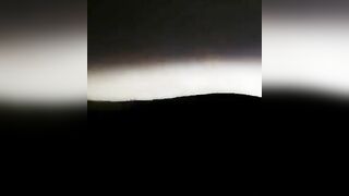 Ночная морская рыбалка в Катаре огни города вокруг а поклёвки слышны только по звону колокольчика