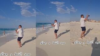 Рыбалка с берега и красота побережья тёплое море большой улов и золотой закат над волнами