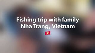 Семейная морская рыбалка в Нячанге Вьетнам дети и взрослые на одной лодке делят каждый трофей