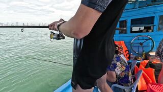 Семейная морская рыбалка в Нячанге Вьетнам дети и взрослые на одной лодке делят каждый трофей