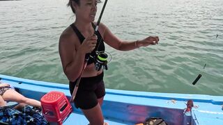 Семейная морская рыбалка в Нячанге Вьетнам дети и взрослые на одной лодке делят каждый трофей