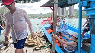 Семейная морская рыбалка в Нячанге Вьетнам дети и взрослые на одной лодке делят каждый трофей