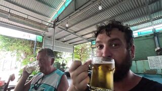 Семейная морская рыбалка в Нячанге Вьетнам дети и взрослые на одной лодке делят каждый трофей