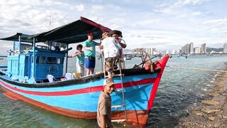 Семейная морская рыбалка в Нячанге Вьетнам дети и взрослые на одной лодке делят каждый трофей