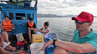 Семейная морская рыбалка в Нячанге Вьетнам дети и взрослые на одной лодке делят каждый трофей