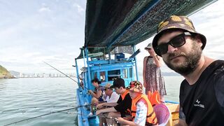 Семейная морская рыбалка в Нячанге Вьетнам дети и взрослые на одной лодке делят каждый трофей