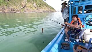 Семейная морская рыбалка в Нячанге Вьетнам дети и взрослые на одной лодке делят каждый трофей