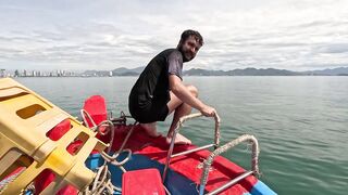 Семейная морская рыбалка в Нячанге Вьетнам дети и взрослые на одной лодке делят каждый трофей