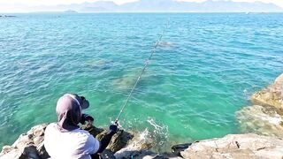 Рыбалка в Нячанге у Hang Heo встреча со стаей groupers у скалистого берега моря