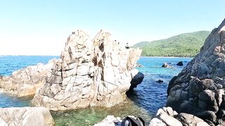 Рыбалка в Нячанге у Hang Heo встреча со стаей groupers у скалистого берега моря