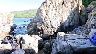 Рыбалка в Нячанге у Hang Heo встреча со стаей groupers у скалистого берега моря