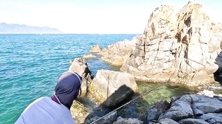 Рыбалка в Нячанге у Hang Heo встреча со стаей groupers у скалистого берега моря