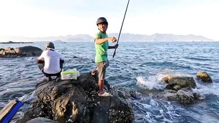 Рыбалка в Нячанге у Hang Heo встреча со стаей groupers у скалистого берега моря