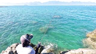 Рыбалка в Нячанге у Hang Heo встреча со стаей groupers у скалистого берега моря